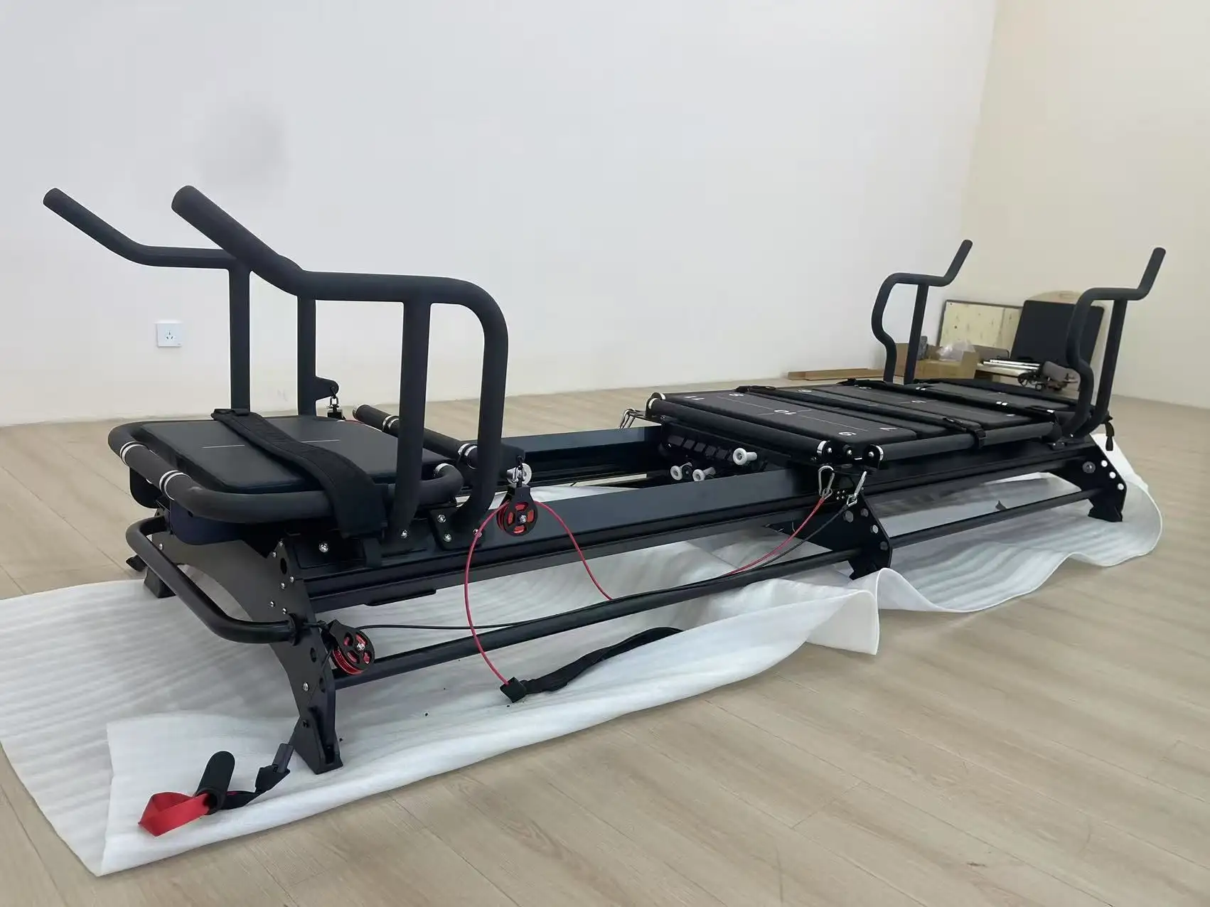 HUAVIGOR Yoga Commercial Equipment OEM Adjustable Durable Eco-Friendly Lightweight Matte Black Aluminum Alloy Reformer - Thumbnail 2